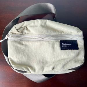 NWOT Lululemon Clean Lines Belt Bag
